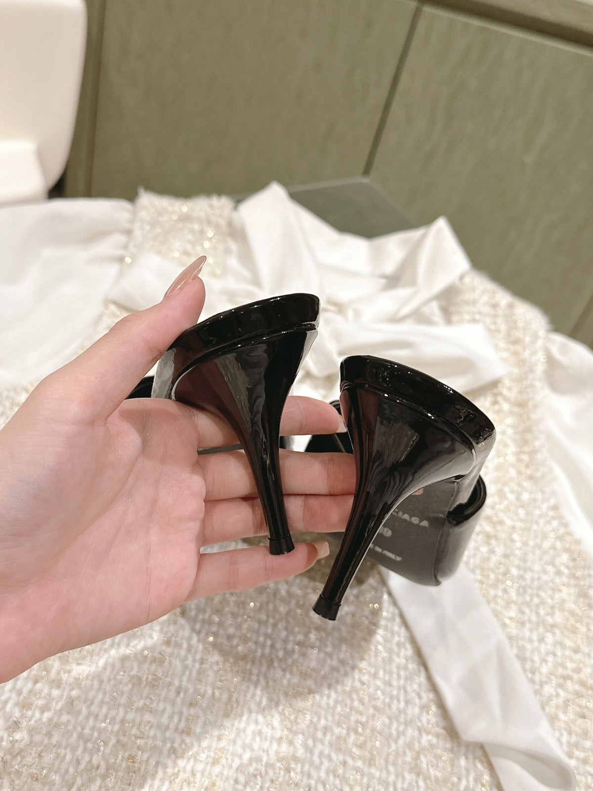 POINTED BB GOLD BUCKLE HIGH MULES IN BLACK PATENT CALFSKIN
