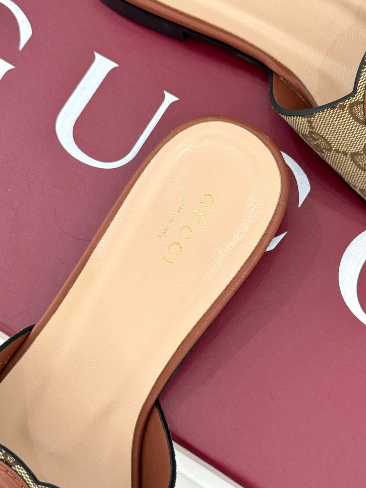 SLIDE SANDALS IN BURNT BROWN AND LIGHT BEIGE CALFSKIN