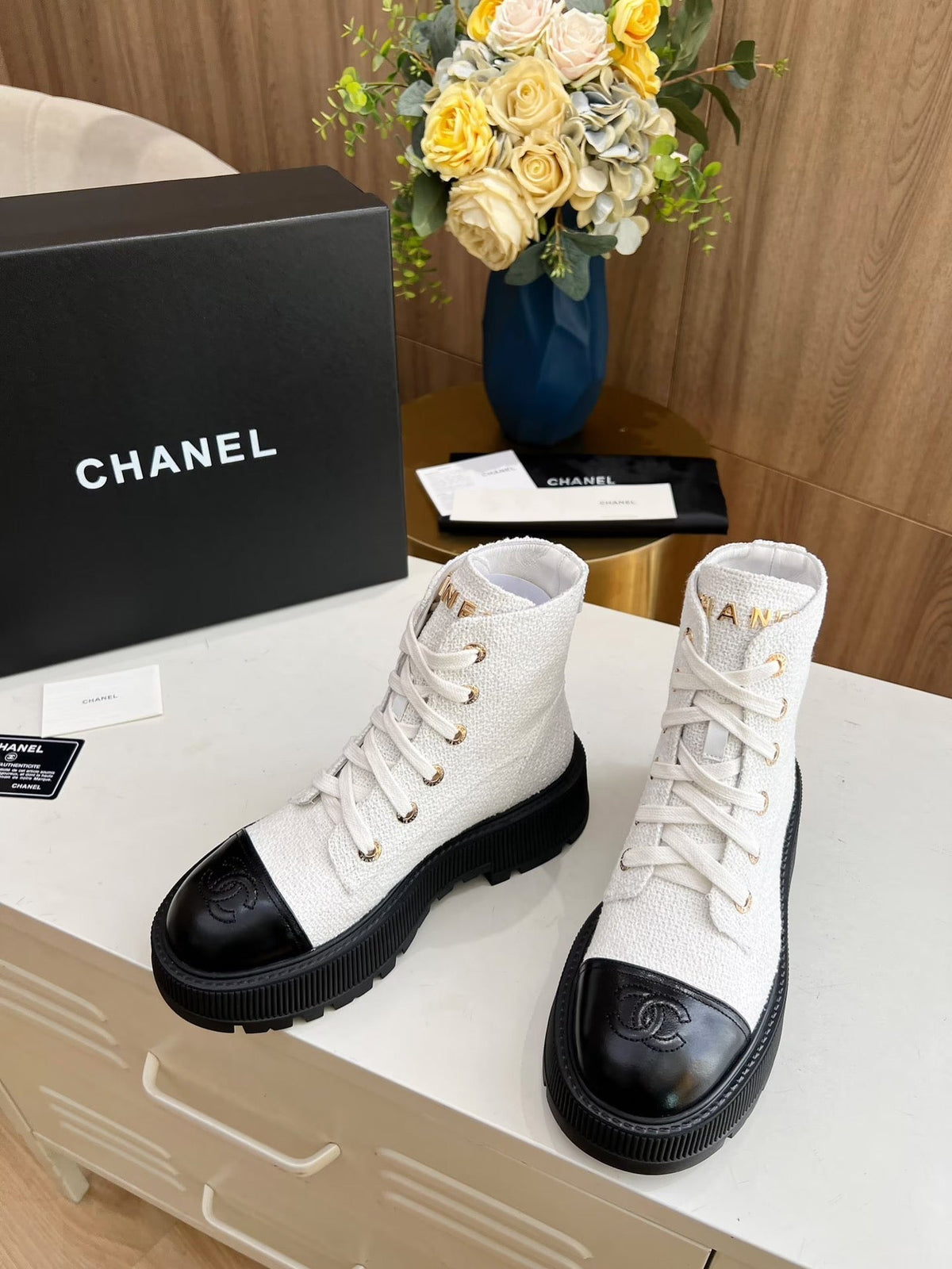 SHORT BOOTS IN WHITE TWEED AND BLACK CALFSKIN