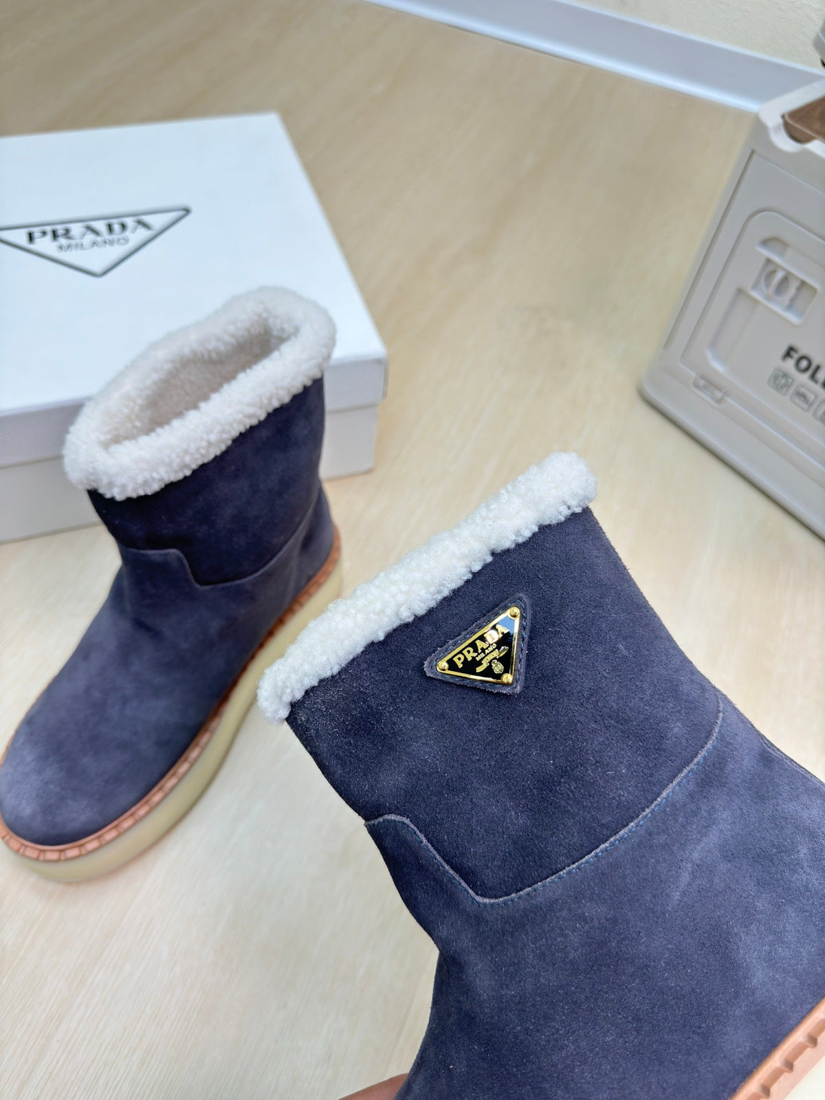 SUEDE BOOTS SLATE GRAY WITH SHEARLING LINING AND RUBBER FLATFORM SOLE
