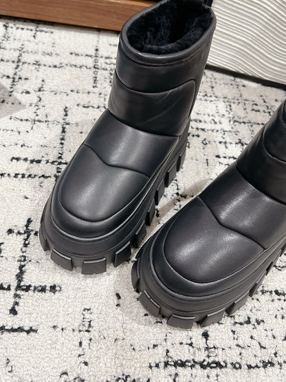 MONOLITH ANKLE BOOTS IN BLACK CALFSKIN AND LAMB FUR LINING